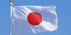 Drapeau japonais hissé sur mat