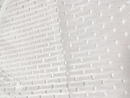 Le polyester coupe-vent pour drapeaux est un matériau technique léger et polyvalent avec une trés bonne résistance au vent.