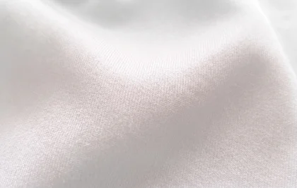 Le tissu en polyester léger pour drapeaux est une solution pratique et fonctionnelle, idéale pour la confection de drapeaux d'extérieur et d'intérieur destinés à un usage fréquent.