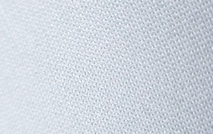 Le polyester lourd pour drapeaux est un matériau technique robuste et durable avec un aspect plus structuré et prestigieux. 
