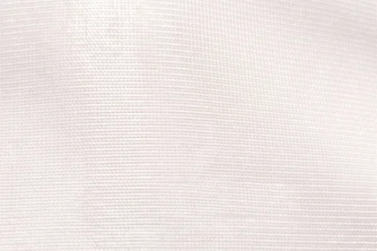Le polyester nautique pour drapeaux est un matériau technique de haute performance, conçu spécifiquement pour un usage extérieur intensif et en milieu marin.