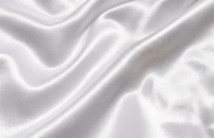 Le satin est un tissu haut de gamme, élégant et raffiné, reconnaissable à sa surface lisse et brillante d'un côté et mate de l'autre. 
